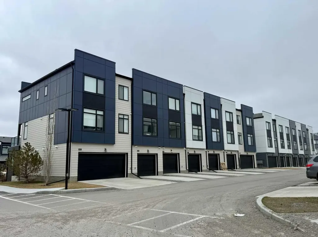 8528 21 Avenue SE Calgary AB L4H 3H5