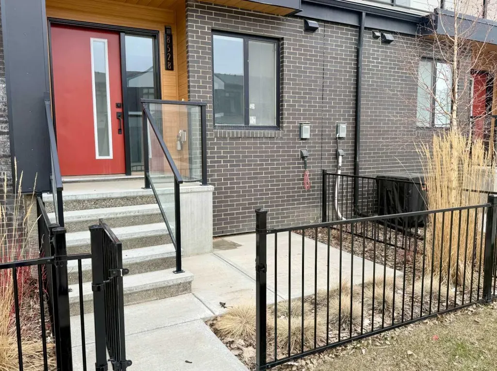 8528 21 Avenue SE Calgary AB L4H 3H5