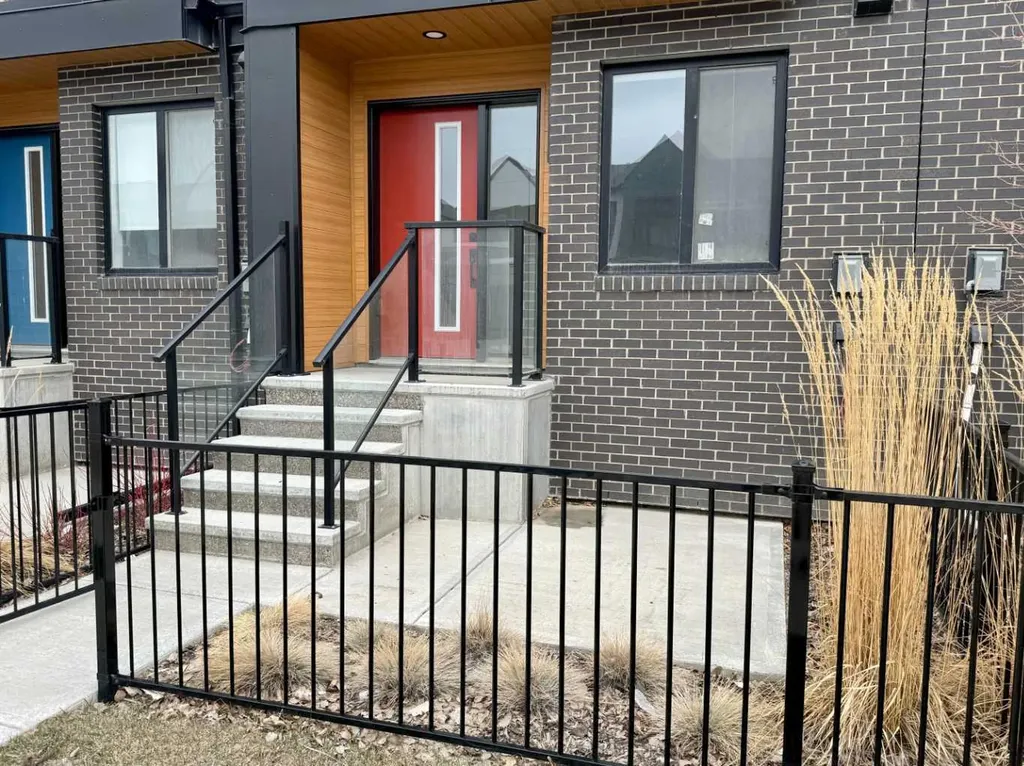 8528 21 Avenue SE Calgary AB L4H 3H5