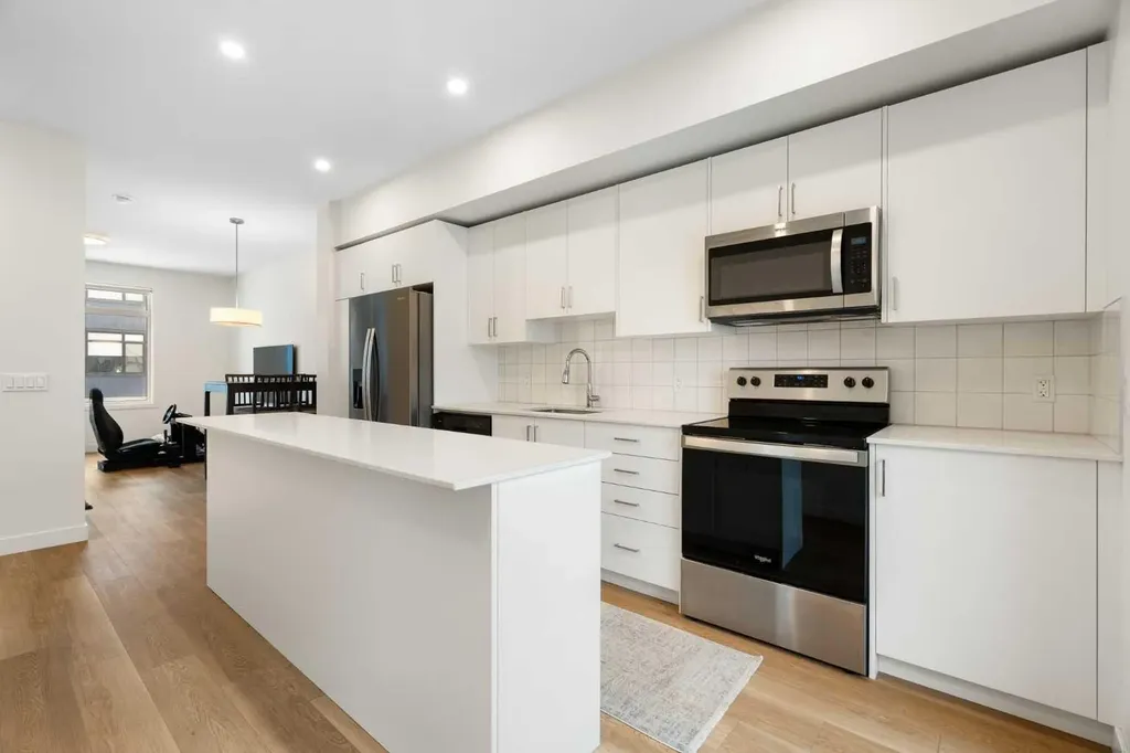 8528 21 Avenue SE Calgary AB L4H 3H5