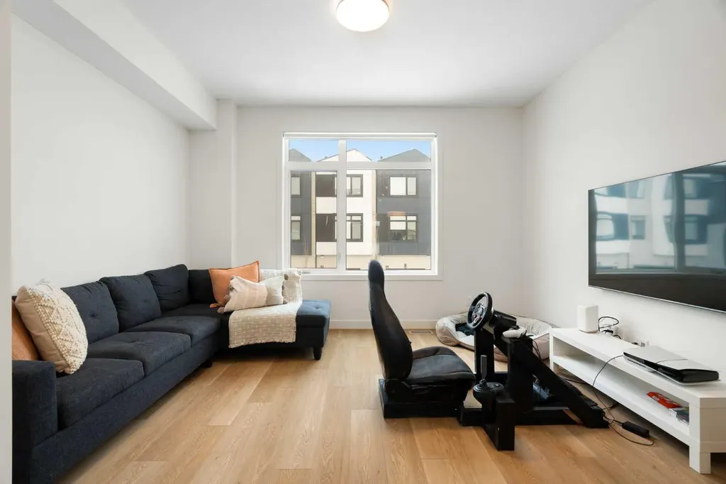 8528 21 Avenue SE Calgary AB L4H 3H5