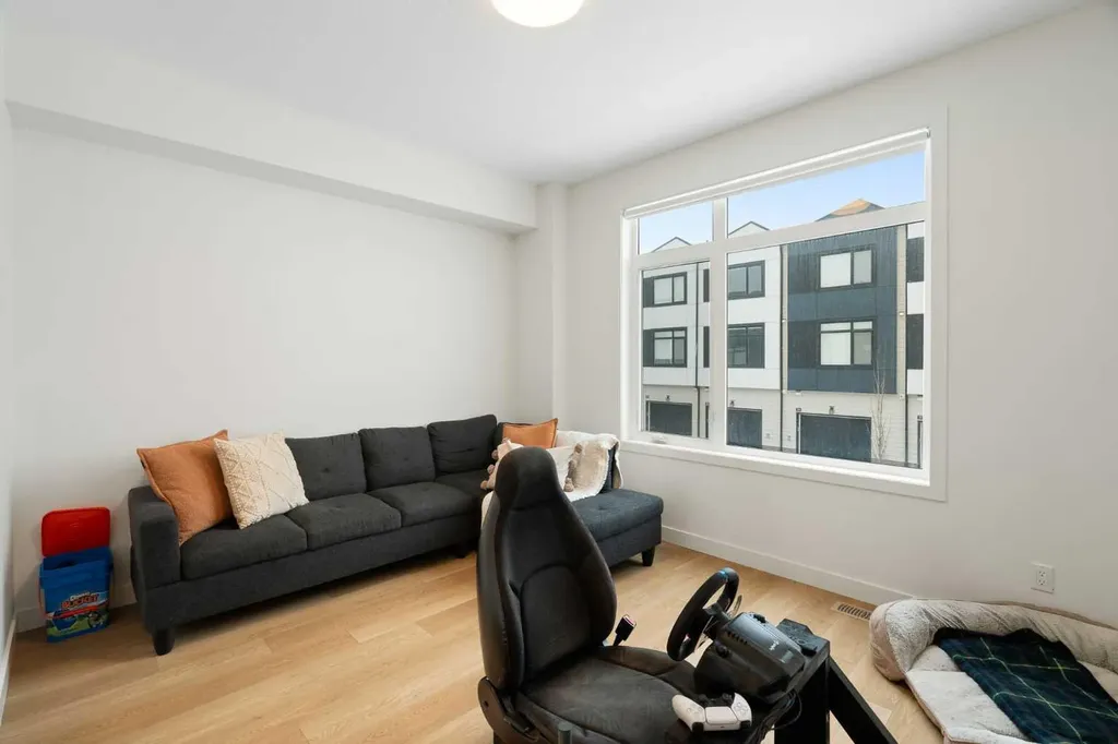 8528 21 Avenue SE Calgary AB L4H 3H5