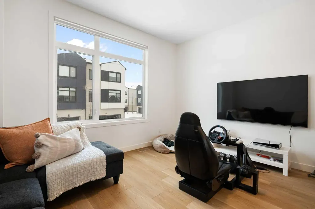 8528 21 Avenue SE Calgary AB L4H 3H5