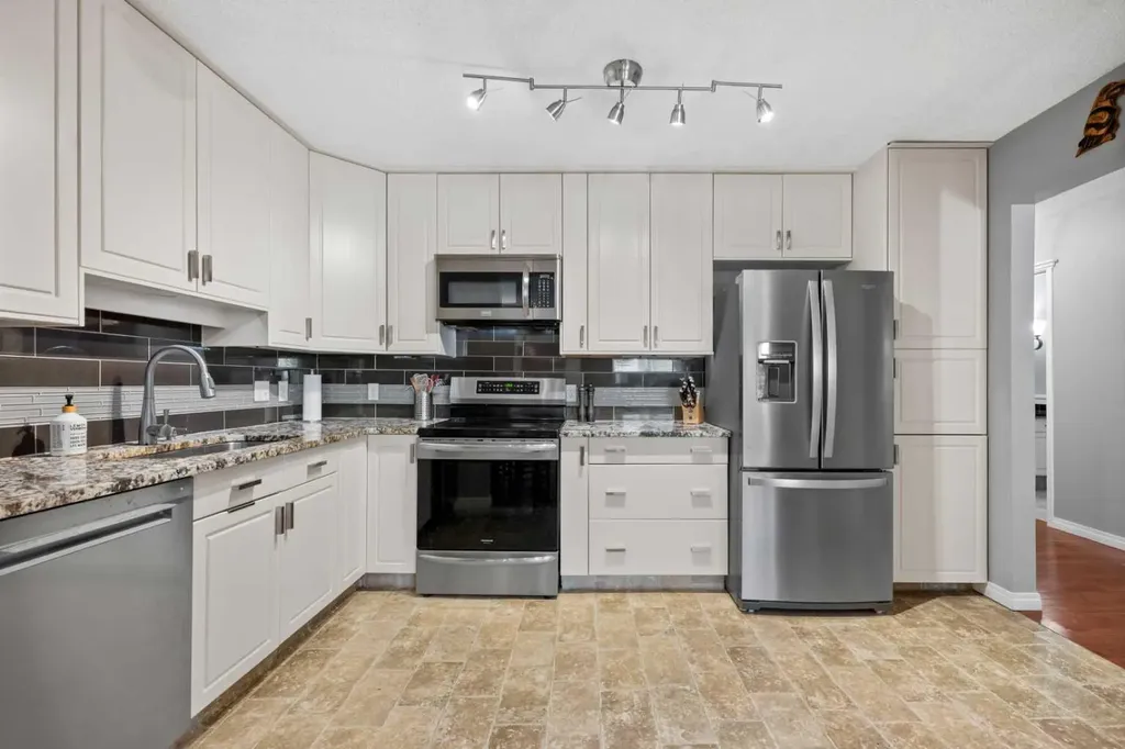 38 Richelieu Court SW Calgary AB T3E 7E9