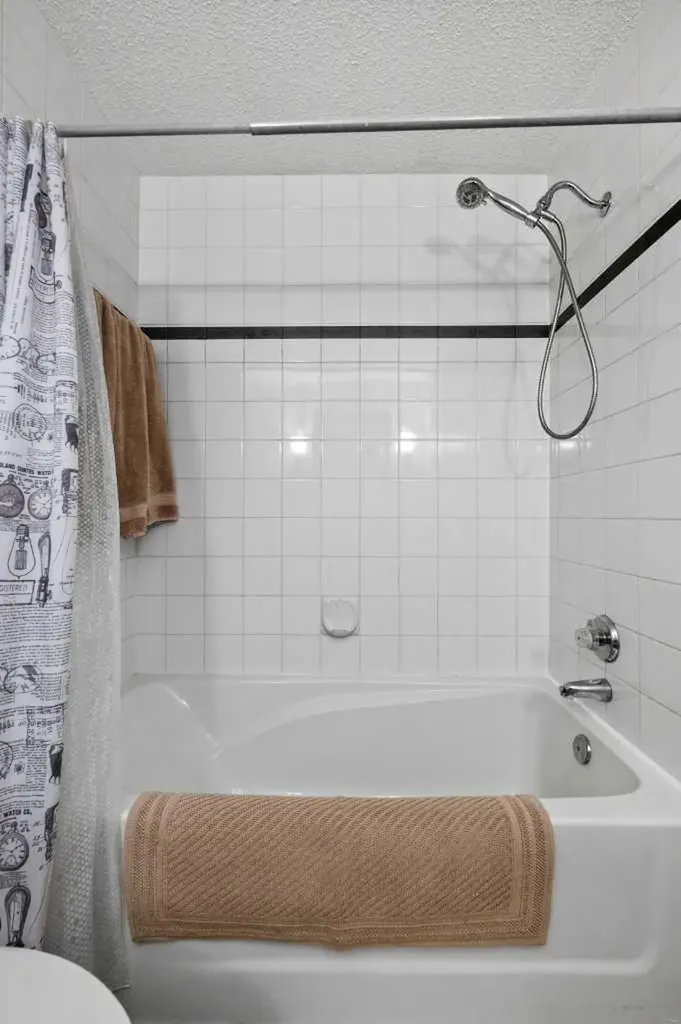 38 Richelieu Court SW Calgary AB T3E 7E9