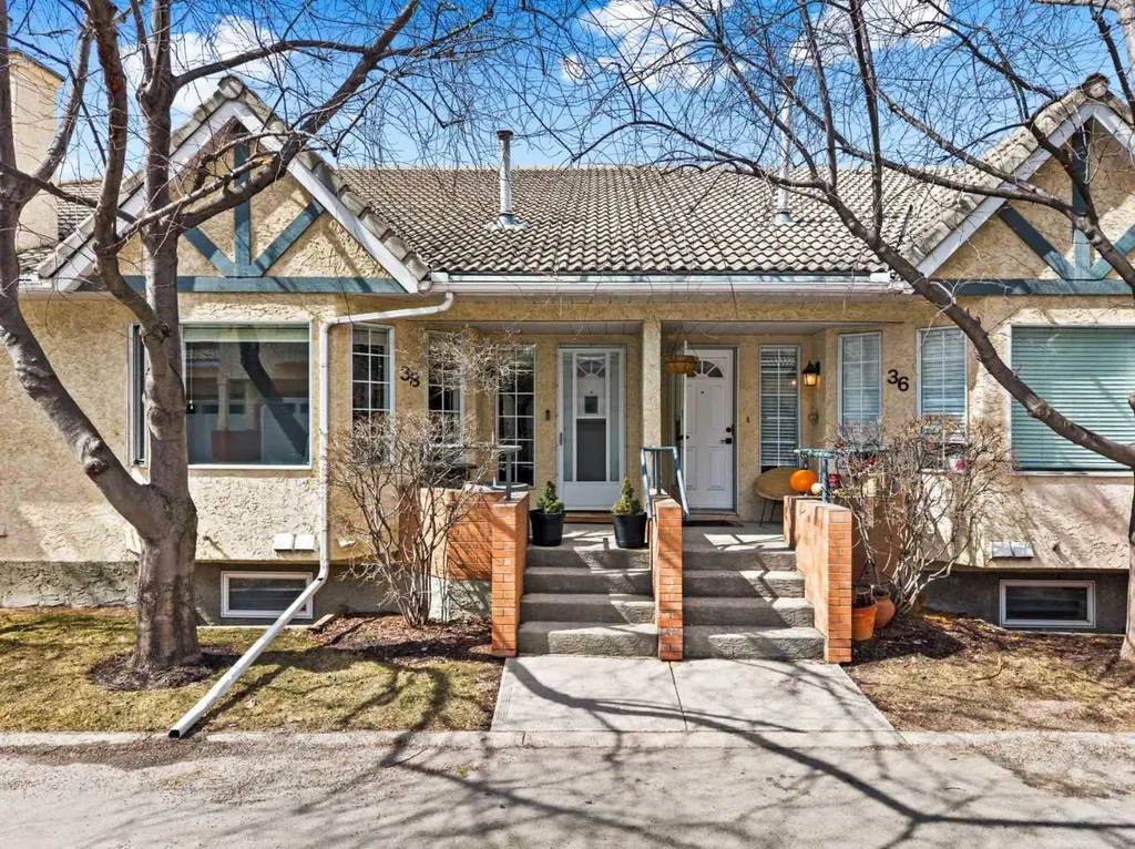 38 Richelieu Court SW Calgary AB T3E 7E9