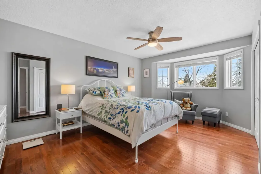 38 Richelieu Court SW Calgary AB T3E 7E9