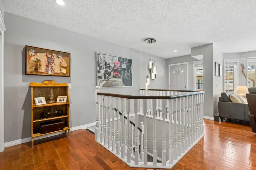 38 Richelieu Court SW Calgary AB T3E 7E9