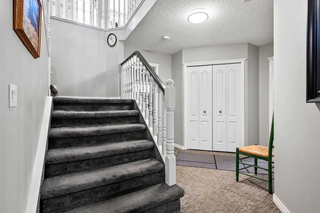 38 Richelieu Court SW Calgary AB T3E 7E9