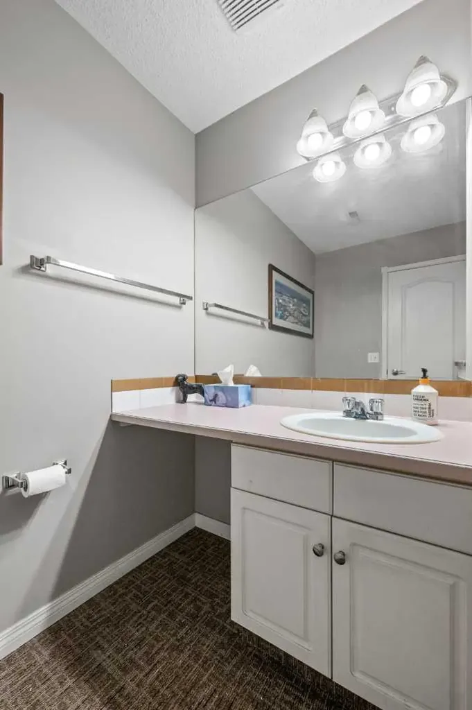 38 Richelieu Court SW Calgary AB T3E 7E9