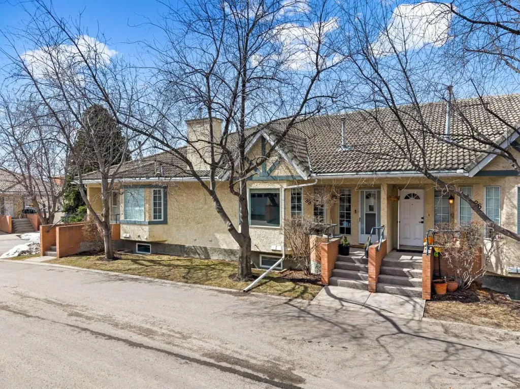 38 Richelieu Court SW Calgary AB T3E 7E9