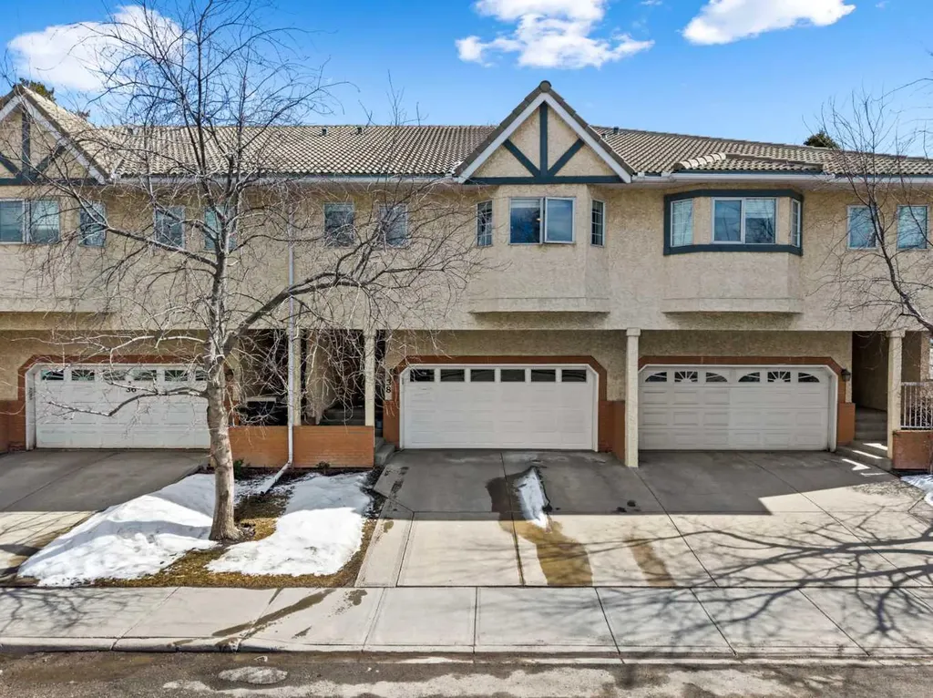 38 Richelieu Court SW Calgary AB T3E 7E9