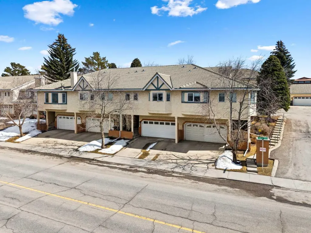 38 Richelieu Court SW Calgary AB T3E 7E9