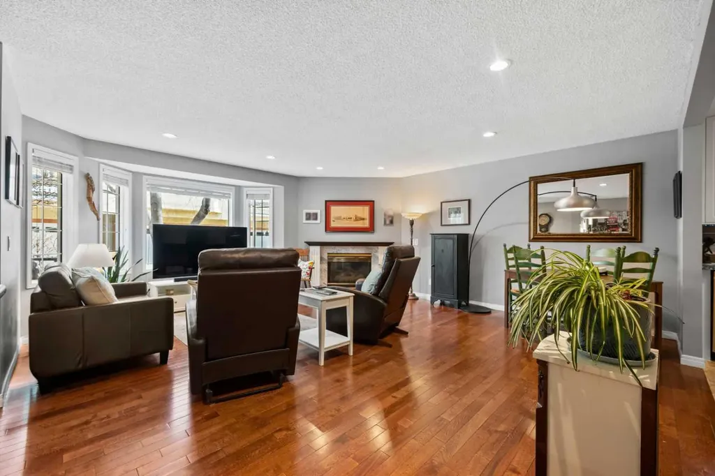 38 Richelieu Court SW Calgary AB T3E 7E9