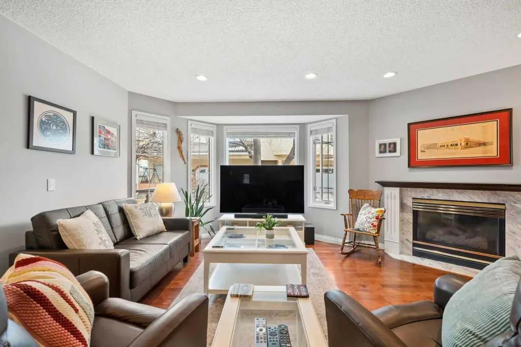 38 Richelieu Court SW Calgary AB T3E 7E9