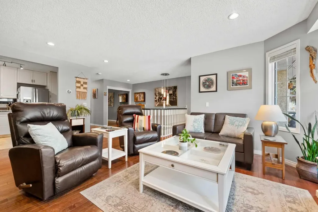 38 Richelieu Court SW Calgary AB T3E 7E9