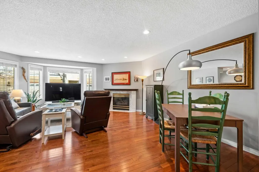 38 Richelieu Court SW Calgary AB T3E 7E9