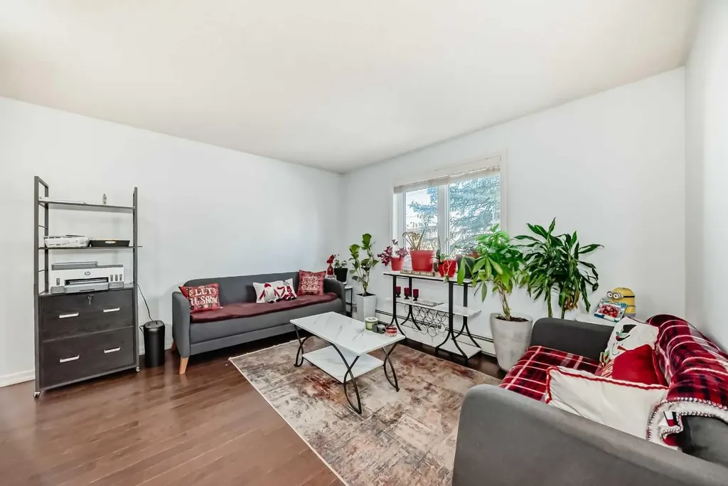 7716 Bowness Road NW Calgary AB T3B 0H1