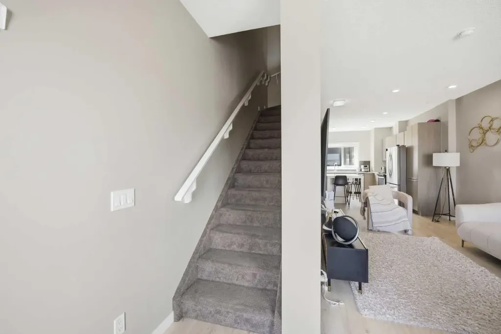 218 Sherwood Square NW Calgary AB T3R 0Y2
