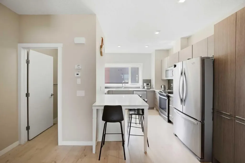 218 Sherwood Square NW Calgary AB T3R 0Y2
