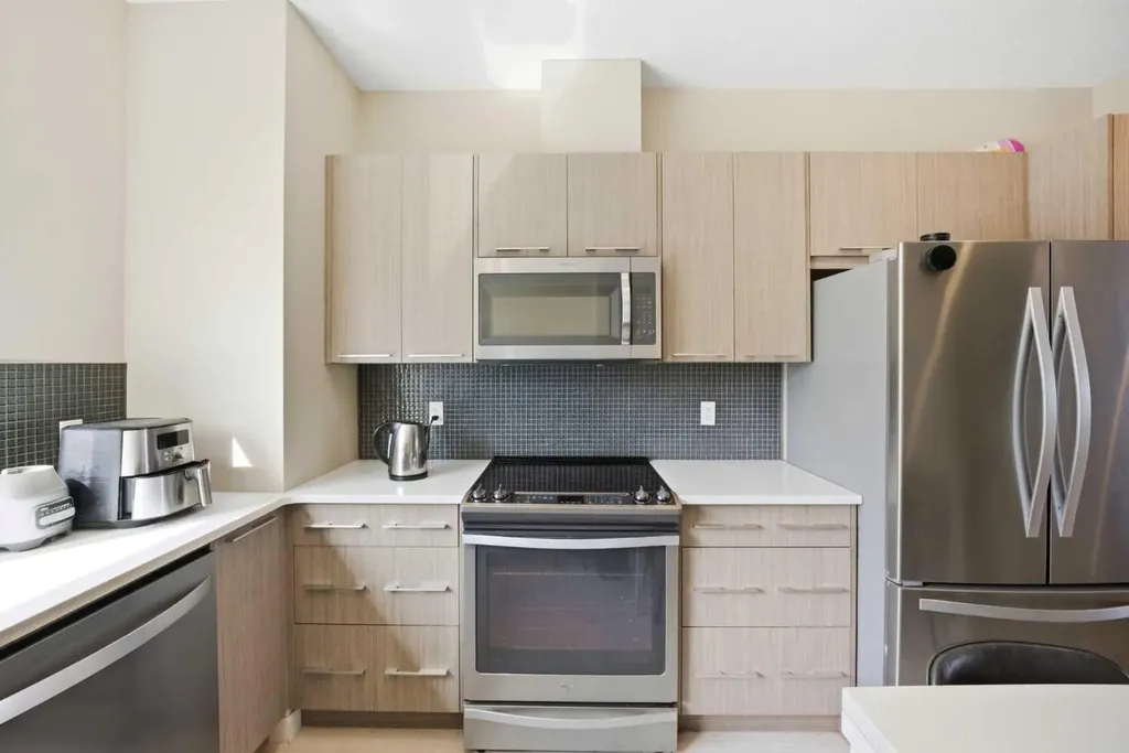 218 Sherwood Square NW Calgary AB T3R 0Y2