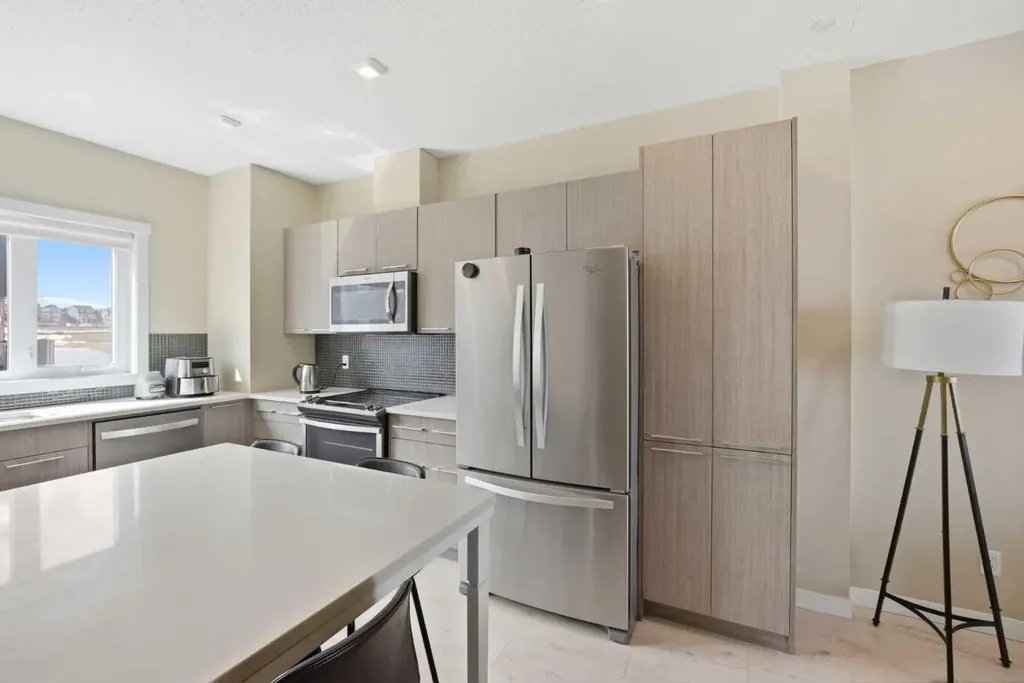 218 Sherwood Square NW Calgary AB T3R 0Y2