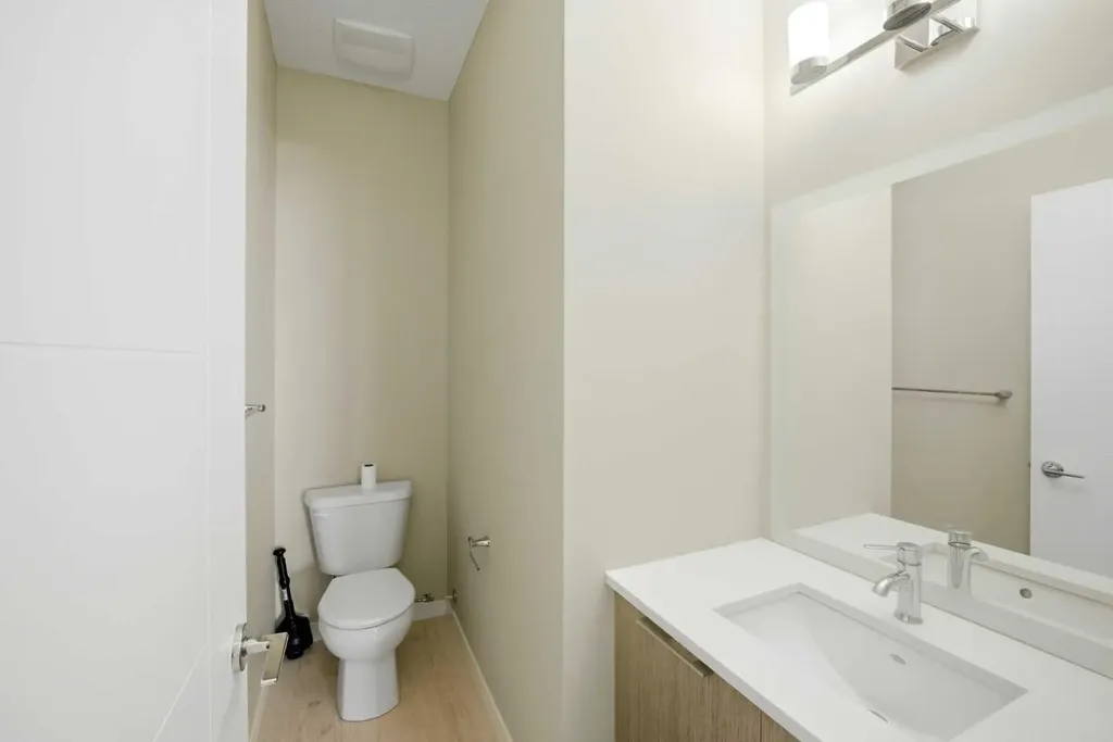 218 Sherwood Square NW Calgary AB T3R 0Y2