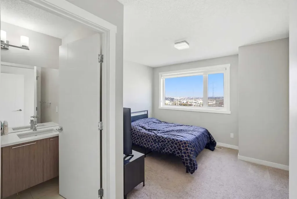 218 Sherwood Square NW Calgary AB T3R 0Y2