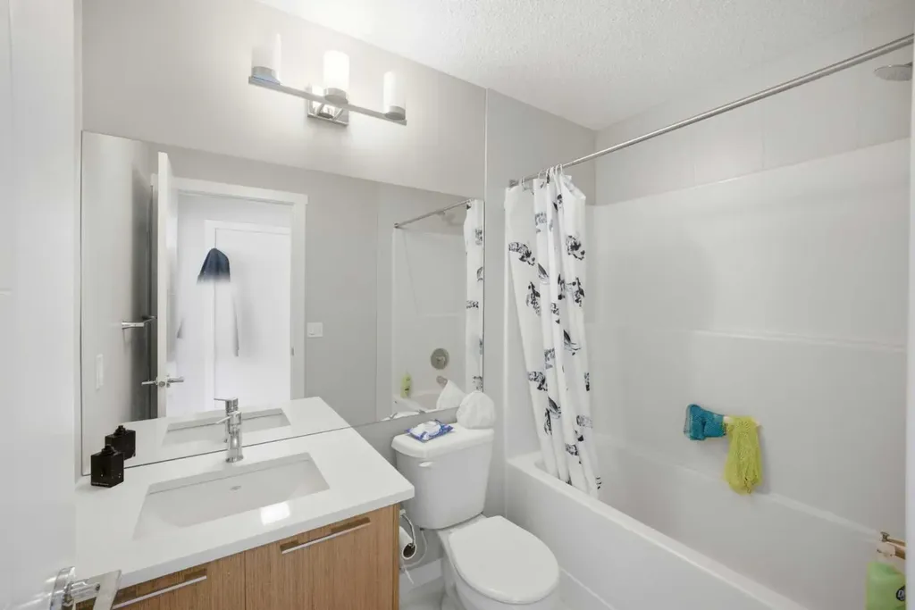 218 Sherwood Square NW Calgary AB T3R 0Y2