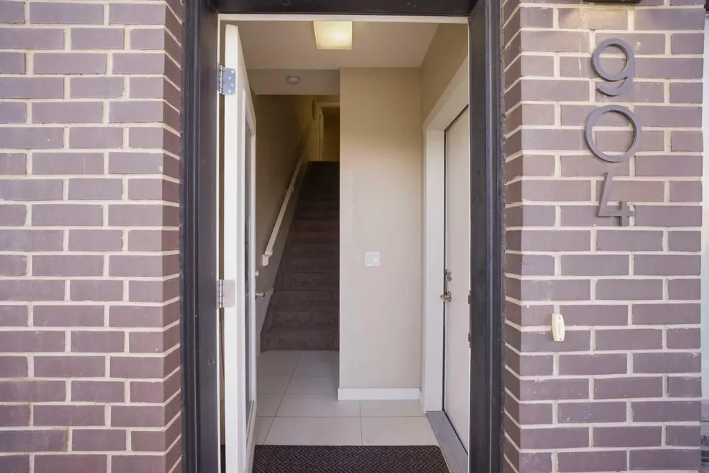 218 Sherwood Square NW Calgary AB T3R 0Y2