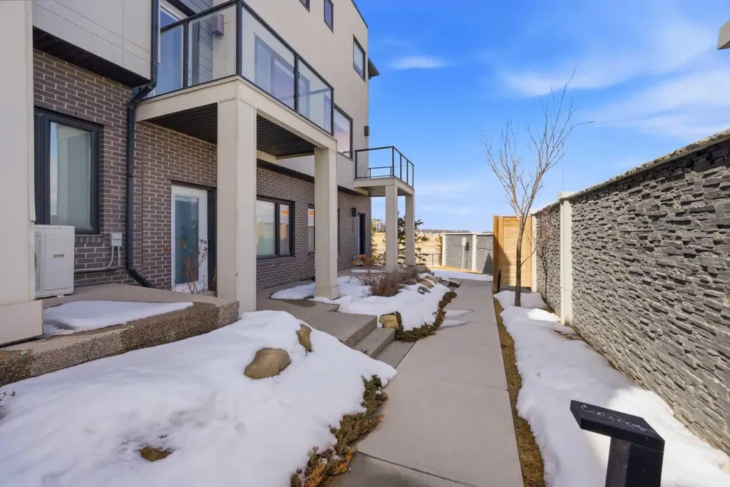 218 Sherwood Square NW Calgary AB T3R 0Y2
