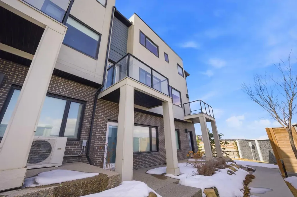 218 Sherwood Square NW Calgary AB T3R 0Y2