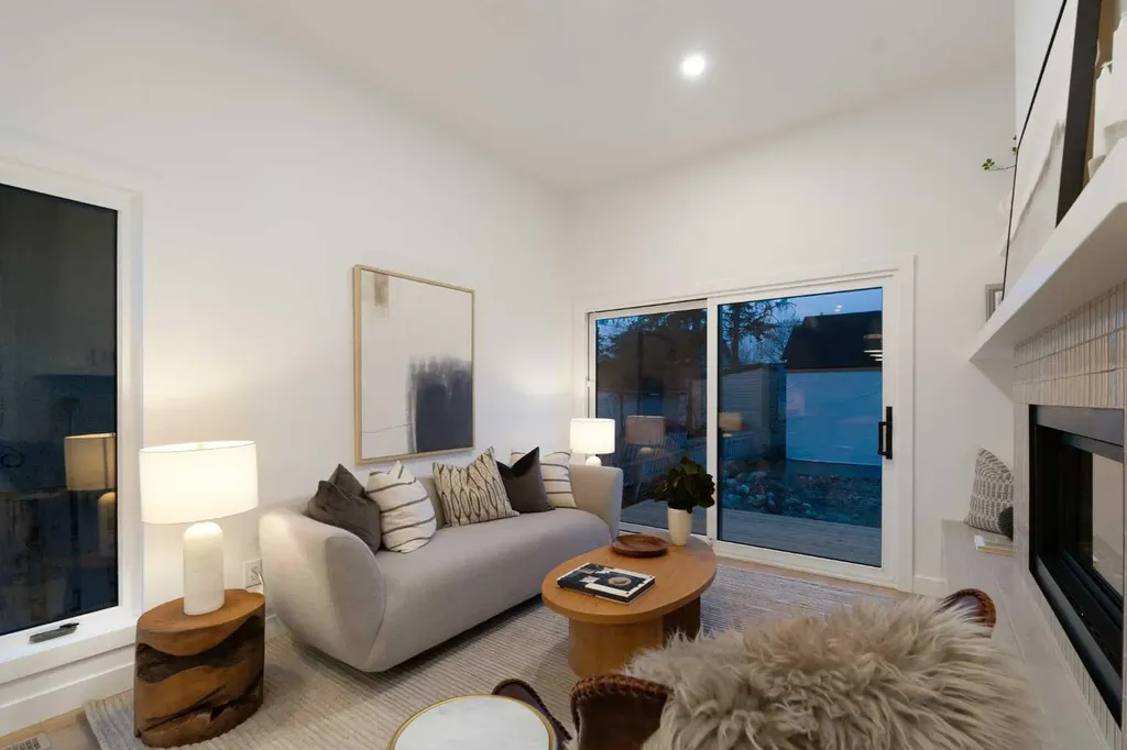 8916 33 Avenue Calgary AB T3B 1M6