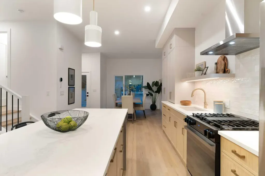 8916 33 Avenue Calgary AB T3B 1M6