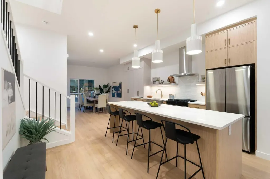 8916 33 Avenue Calgary AB T3B 1M6