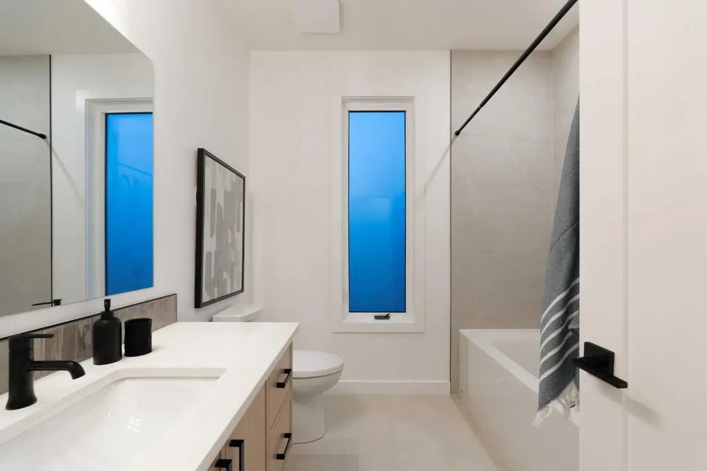 8916 33 Avenue Calgary AB T3B 1M6