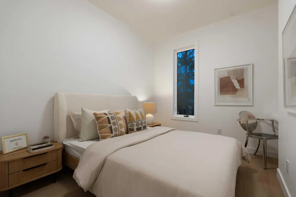 8916 33 Avenue Calgary AB T3B 1M6