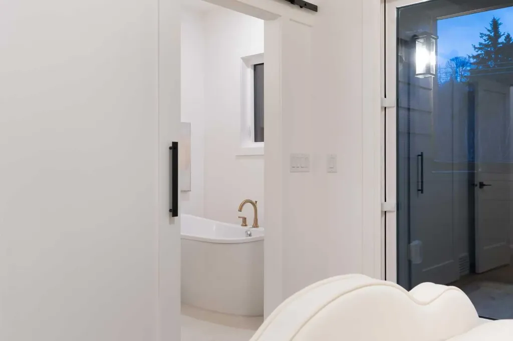 8916 33 Avenue Calgary AB T3B 1M6