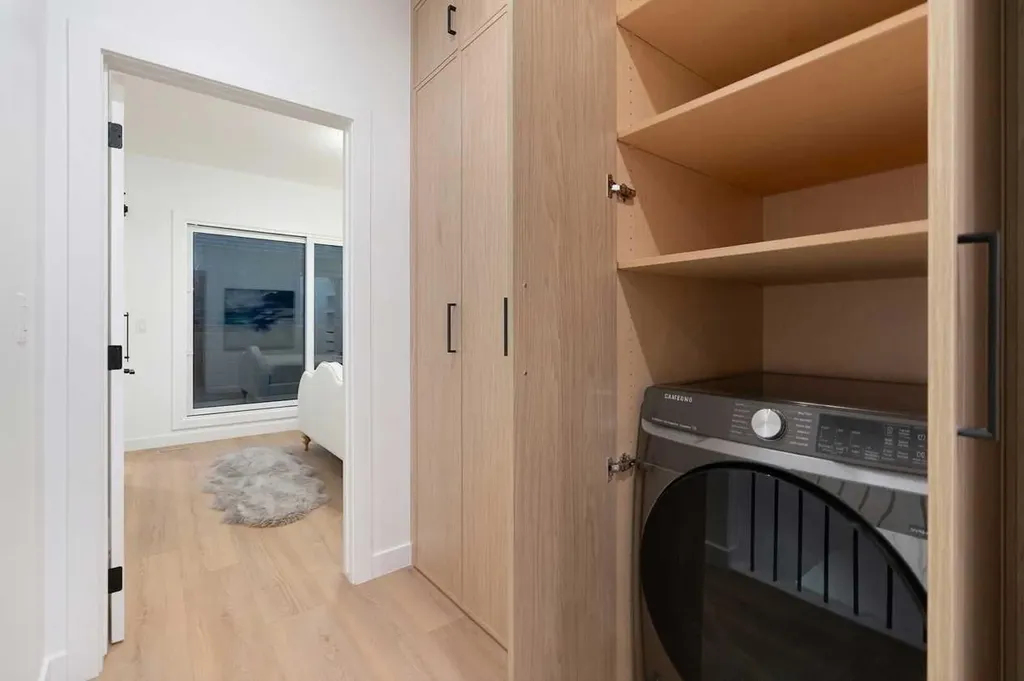 8916 33 Avenue Calgary AB T3B 1M6