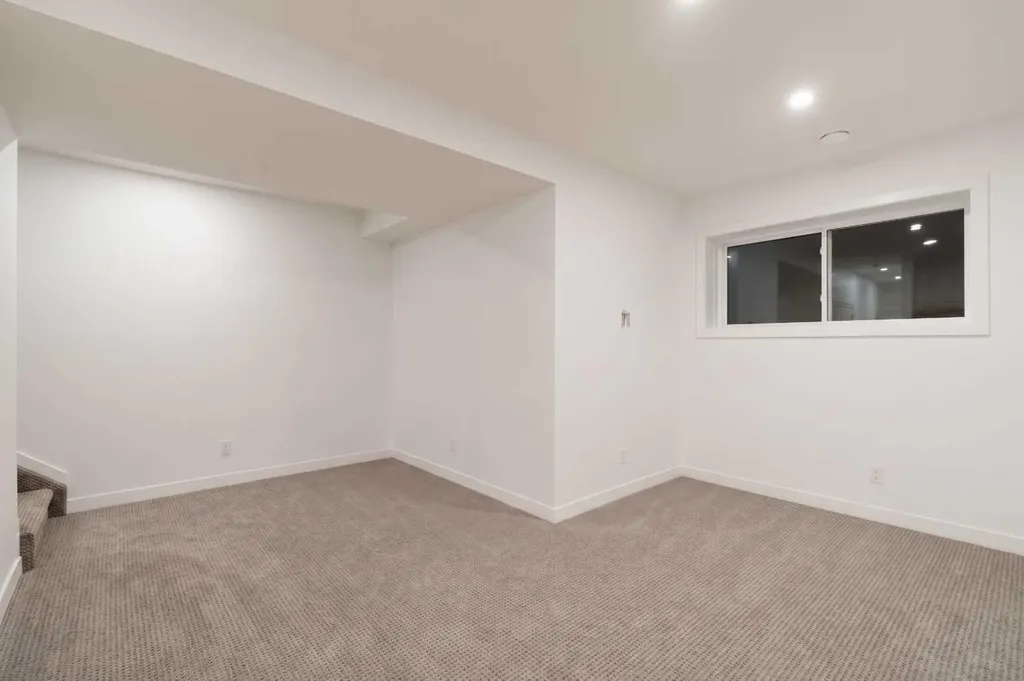 8916 33 Avenue Calgary AB T3B 1M6
