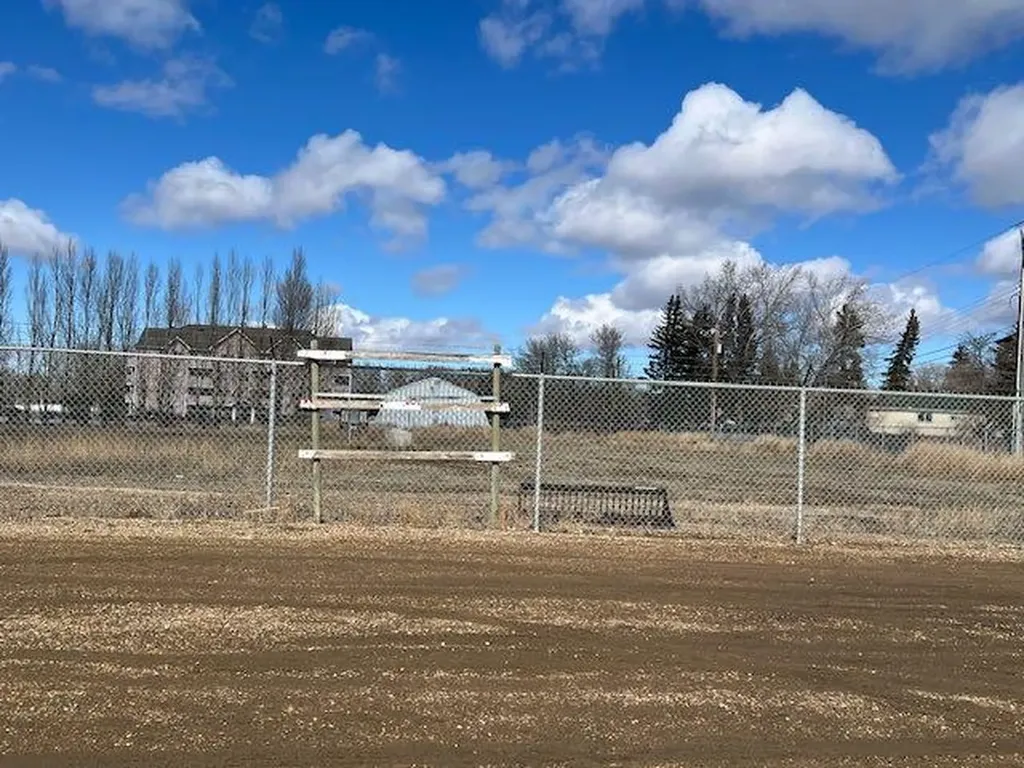 918 14 Avenue Wainwright AB T9W 1J9