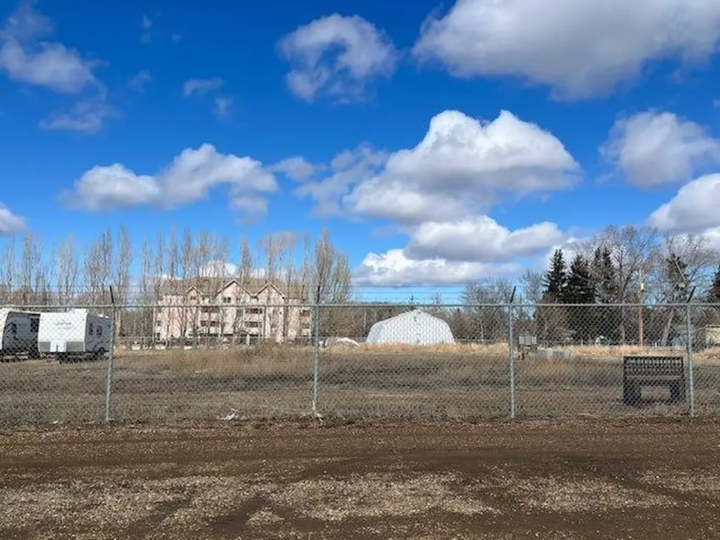 918 14 Avenue Wainwright AB T9W 1J9