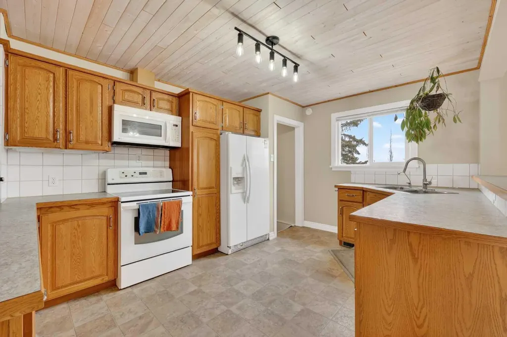 211 1 Avenue SE Langdon AB T0J 1X1