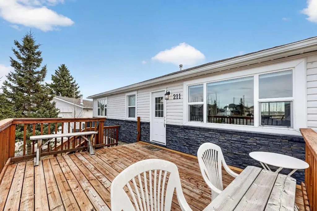 211 1 Avenue SE Langdon AB T0J 1X1