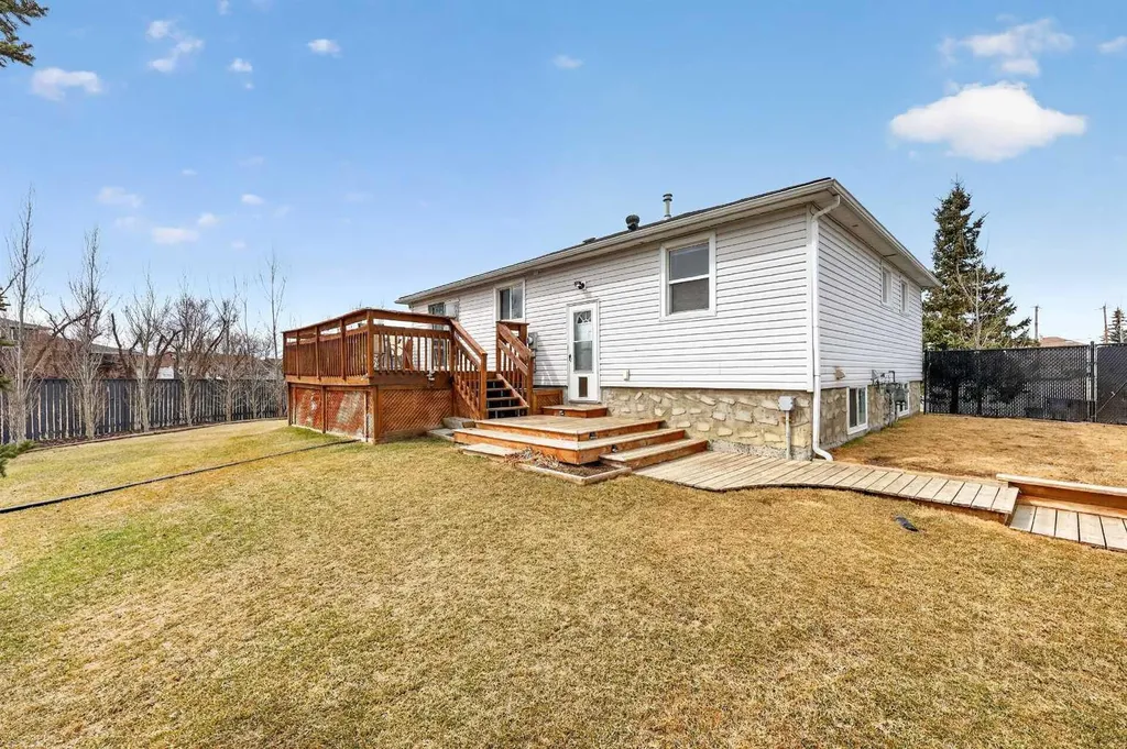 211 1 Avenue SE Langdon AB T0J 1X1