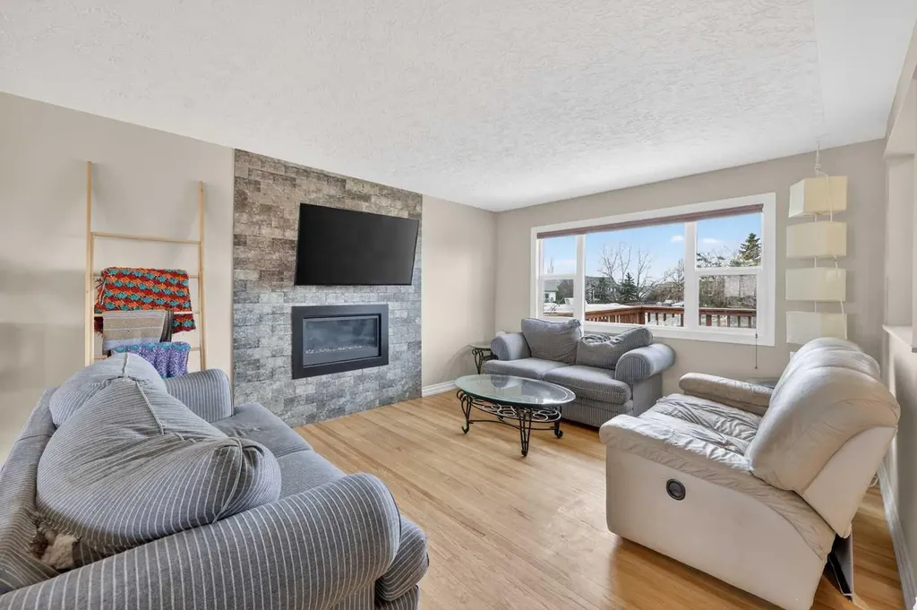 211 1 Avenue SE Langdon AB T0J 1X1