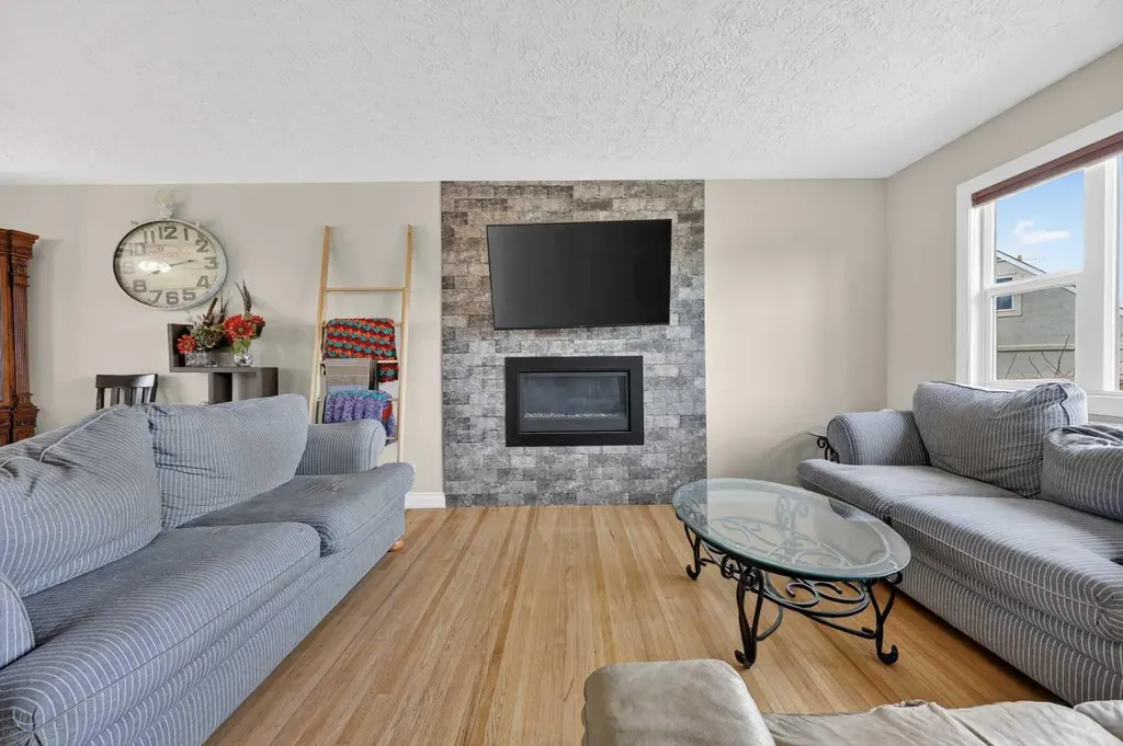 211 1 Avenue SE Langdon AB T0J 1X1