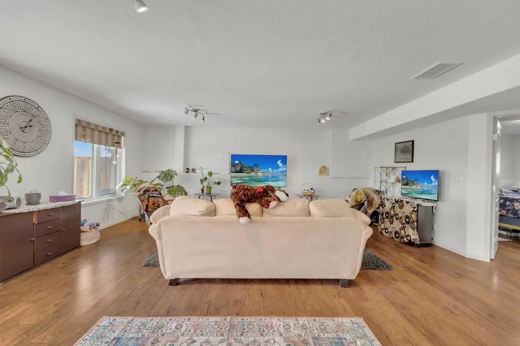 88 Valentine Crescent Red Deer AB T4R0E8