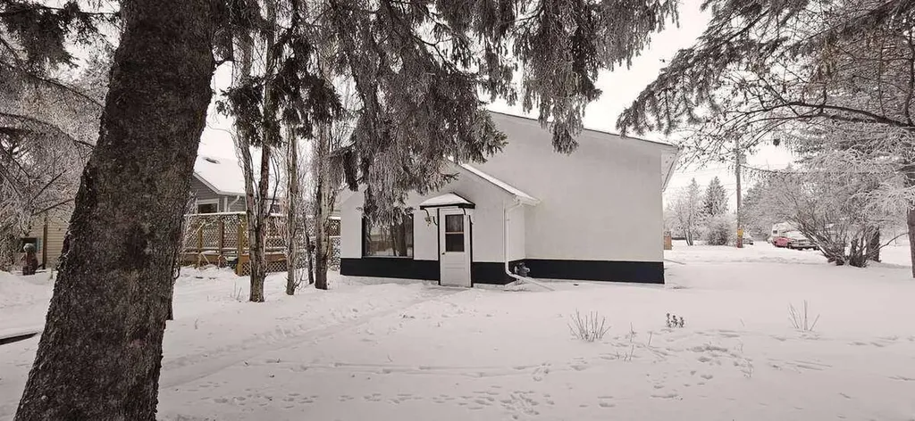 5489 51 Avenue Lacombe AB T4L 1K9