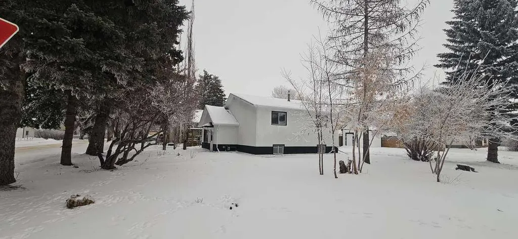 5489 51 Avenue Lacombe AB T4L 1K9